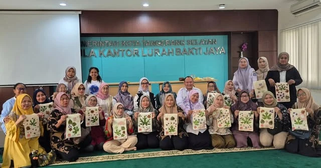 Dokumentasi peserta pelatihan ecoprint di Bakti Jaya memamerkan hasil karya